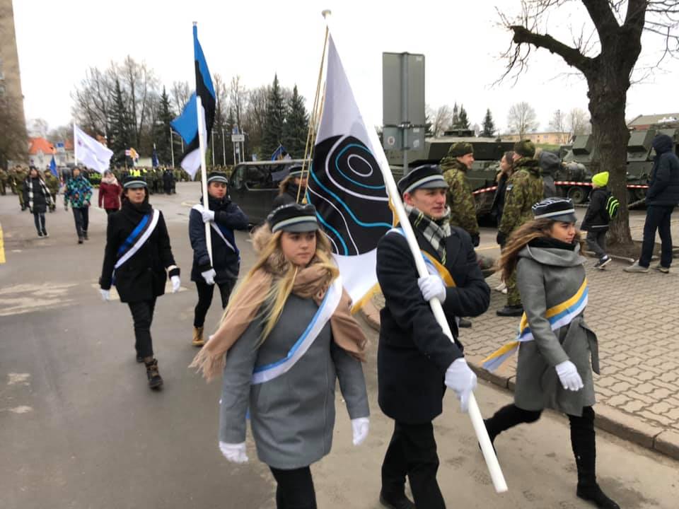 Read more about the article KJG liputoimkond osales Relvarahu 100. aastapäeva rivistusel Narvas