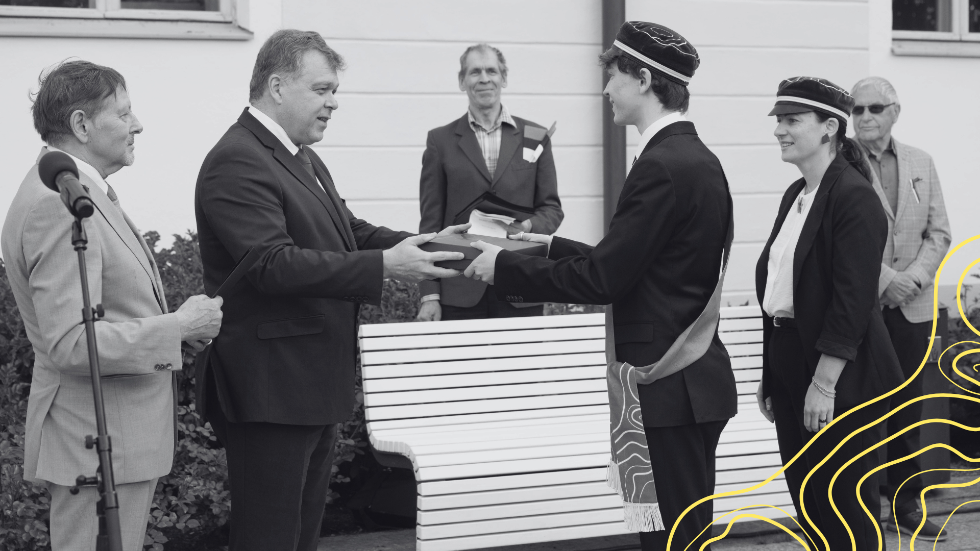 Read more about the article Kohtla-Järve Gümnaasiumi liputoimkond tähistas Eesti lipu päeva väärikalt ning pälvis kõrge tunnustuse! 